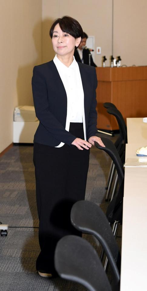 　会見前に写真撮影に応じる山尾志桜里元衆院議員（撮影・佐藤厚）