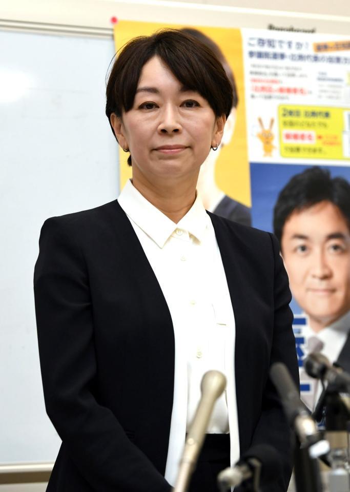 　会見前に写真撮影に応じる山尾志桜里元衆院議員（撮影・佐藤厚）