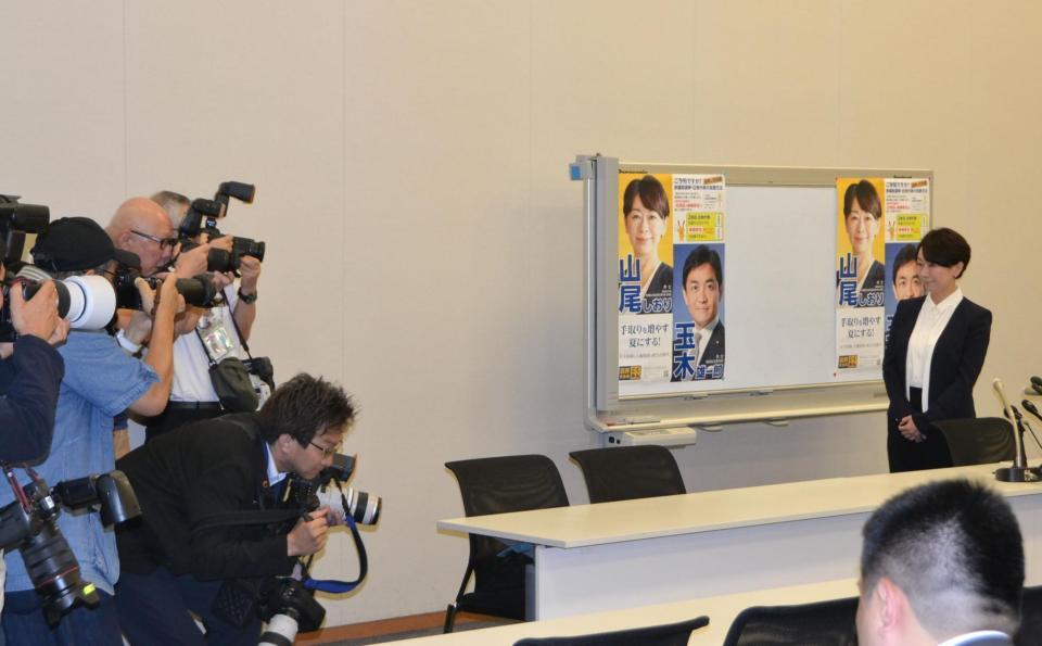 　参院選の出馬会見を行った山尾志桜里氏（右）