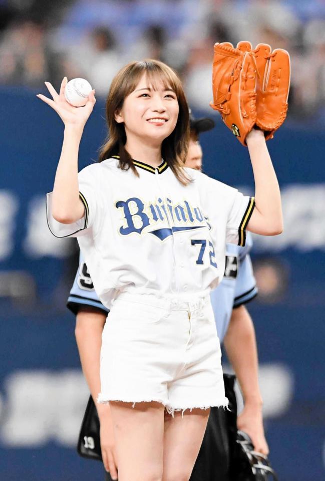 　始球式に登板した秋元真夏＝２０２３年