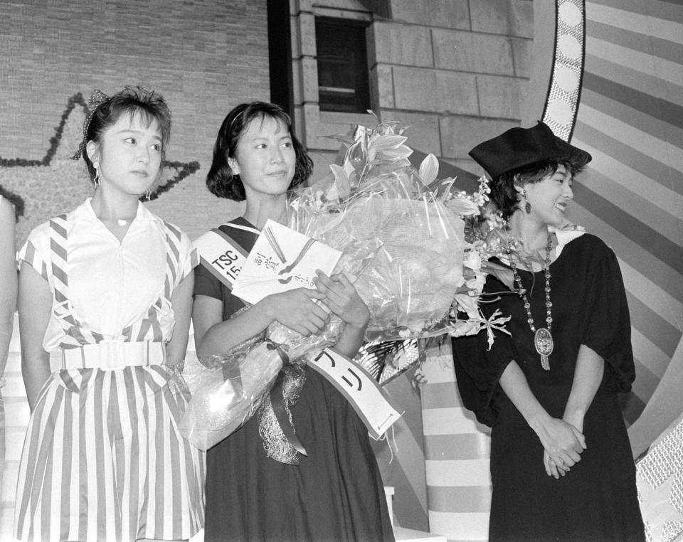 　「第１５回ホリプロスカウトキャラバン」でグランプリに輝いた戸田菜穂（中央）。左は田中陽子、右は井森美幸＝１９９０年８月