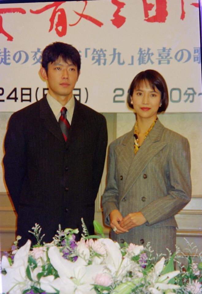 　ドラマ「桜散る日に　～出陣学徒の交響曲『第九』歓喜の輪」会見で、筒井道隆と戸田菜穂＝１９９５年１１月