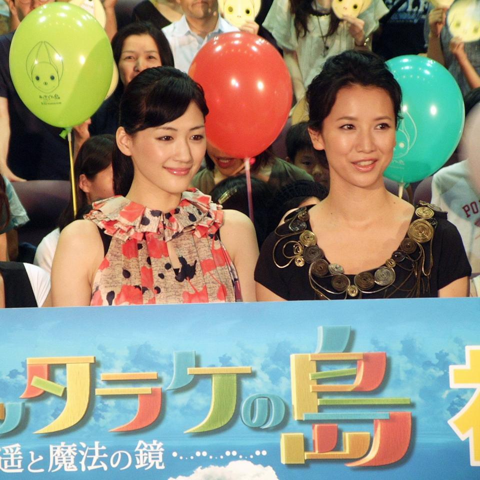 　綾瀬はるか（左）と戸田菜穂＝２００９年