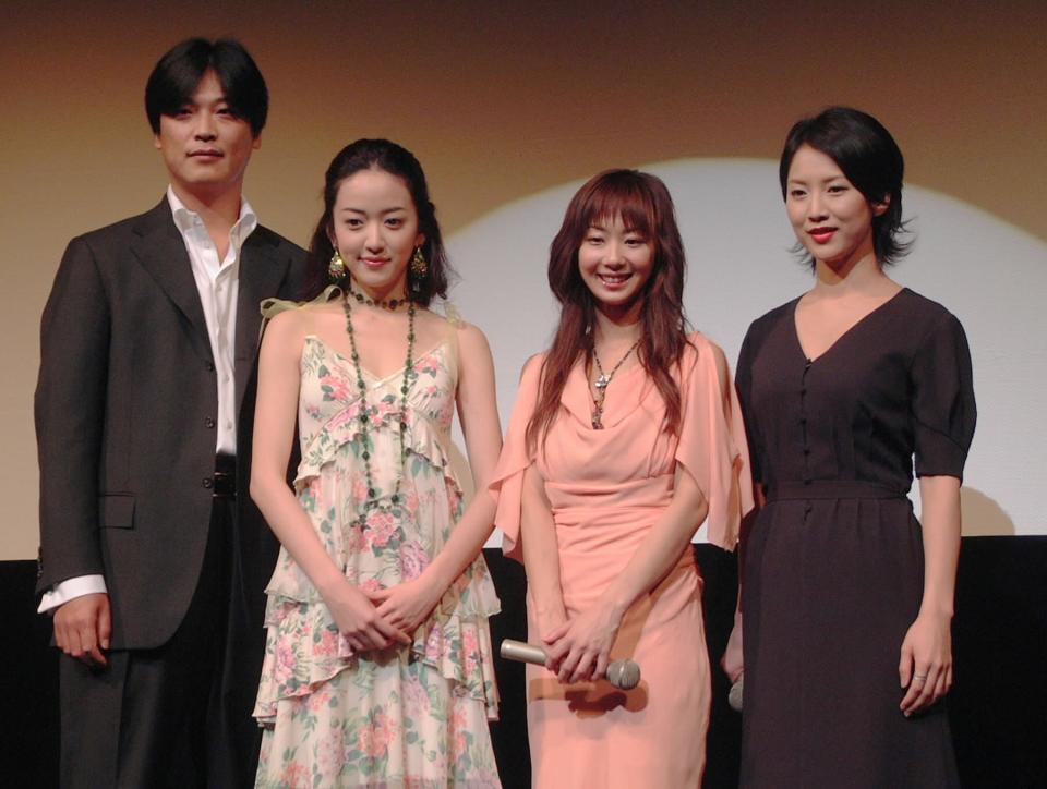　舞台あいさつに立ったアン・ビョンギ監督、イ・セウン、優香、戸田菜穂＝２００５年