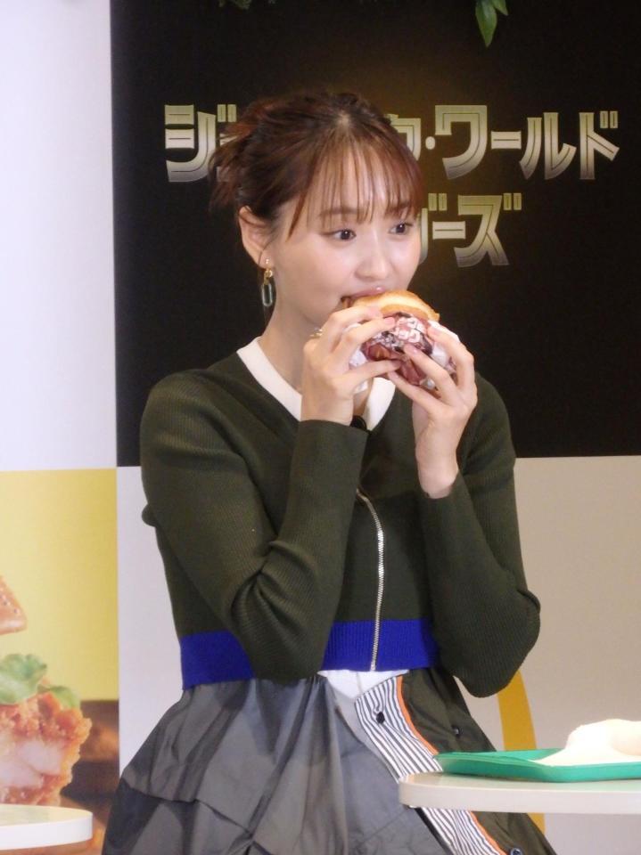 　ハンバーガーを食べる菅井友香