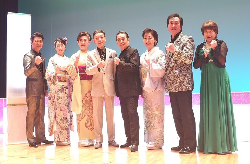 　（左から）走裕介、西尾夕紀、若山かずさ、渥美二郎、角川博、島津悦子、梶原あきら、浅田あつこ