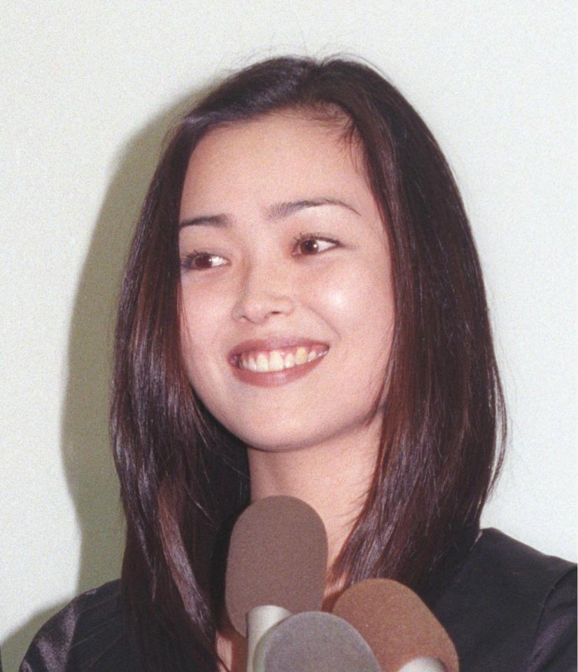 　２００６年４月、米国人男性との結婚会見を行った中村由真