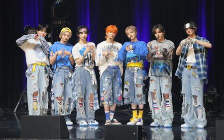 　ポーズを決めるａｏｅｎ（撮影・吉澤敬太）