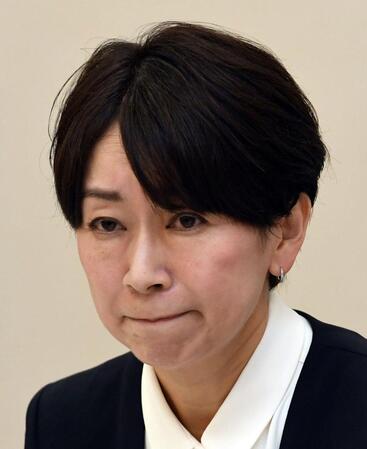 　厳しい質問を受ける山尾志桜里元衆院議員＝１０日