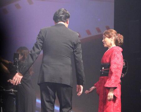 　ＬｉＬｉＣｏ（右）に声をかけにいく小田井涼平