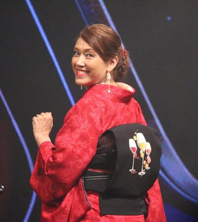 　衣装を見せるＬｉＬｉＣｏ