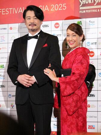 　腕を組む小田井涼平（左）とＬｉＬｉＣｏ