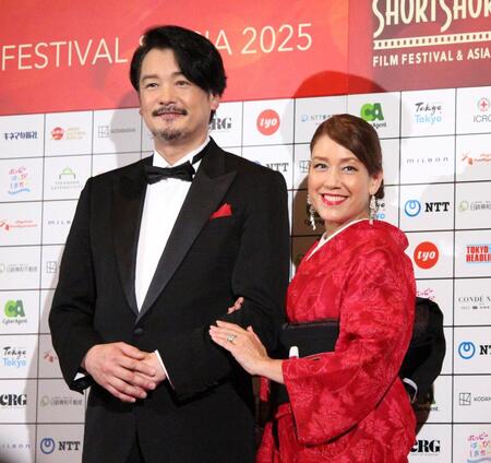 　腕を組む小田井涼平（左）とＬｉＬｉＣｏ