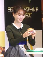 　ハンバーガーに笑顔の菅井友香