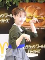 　恐竜のモノマネをする菅井友香