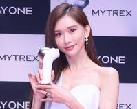 　新商品をＰＲするリン・チーリン（撮影・石井剣太郎）