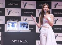 　新商品をＰＲするリン・チーリン（撮影・石井剣太郎）