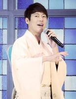　和装姿で熱唱した松阪ゆうき