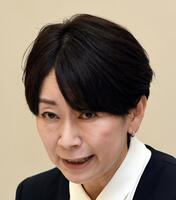 　厳しい質問を受ける山尾志桜里元衆院議員＝１０日