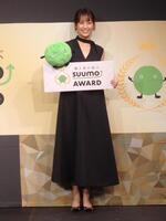 　写真に応じる青木裕子