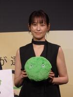 　写真に応じる青木裕子＝都内