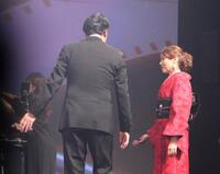 　ＬｉＬｉＣｏ（右）に声をかけにいく小田井涼平