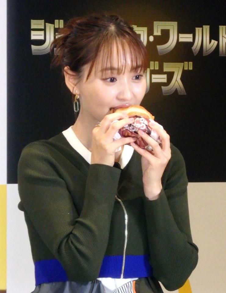 　ハンバーガーを試食する菅井友香