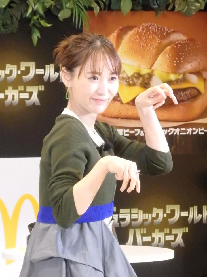 　恐竜のモノマネをする菅井友香