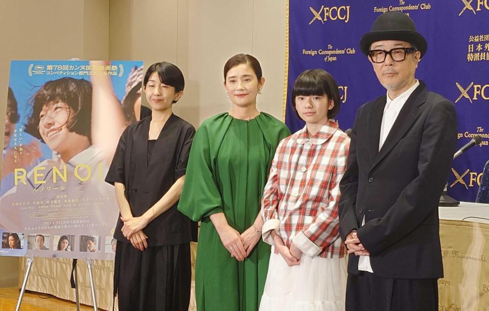　（左から）早川千絵監督、石田ひかり、鈴木唯、リリー・フランキー