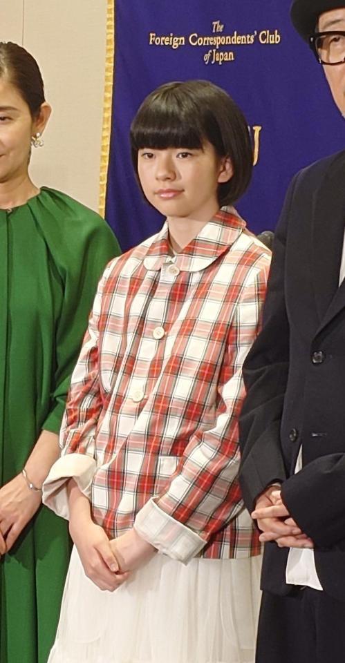 写真に応じる鈴木唯＝都内