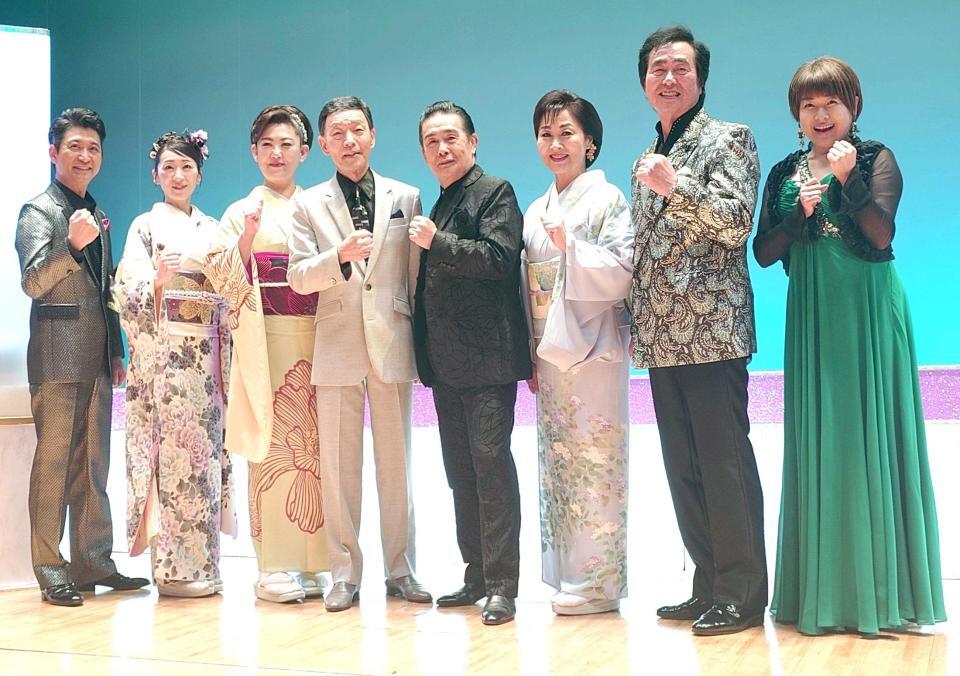 　（左から）走裕介、西尾夕紀、若山かずさ、渥美二郎、角川博、島津悦子、梶原あきら、浅田あつこ