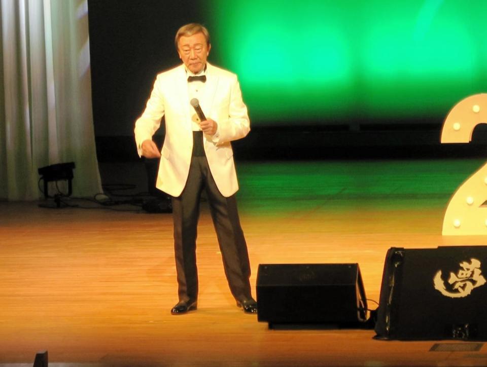 　ステージに立つ橋幸夫