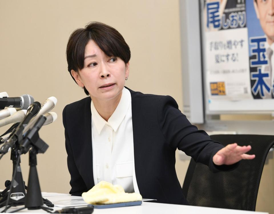 　厳しい質問を受ける山尾志桜里元衆院議員＝１０日