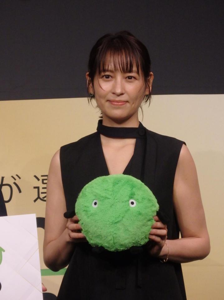 　写真に応じる青木裕子＝都内