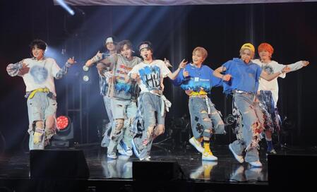 　「青い太陽（Ｔｈｅ　Ｂｌｕｅ　Ｓｕｎ）」を披露するａｏｅｎ（撮影・吉澤敬太）