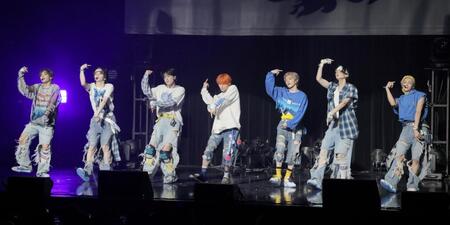 　息の合ったダンスで魅せるａｏｅｎ（撮影・吉澤敬太）