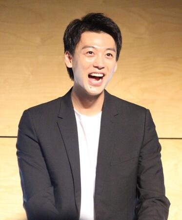 　笑顔を見せる竹内涼真