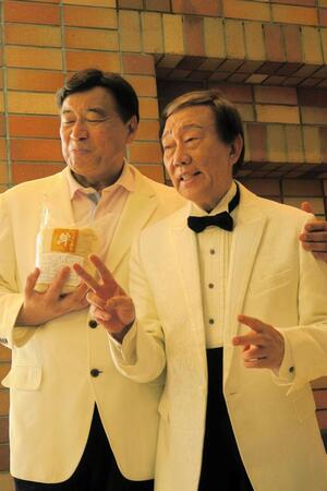 　夢グループ石田社長（左）と橋幸夫