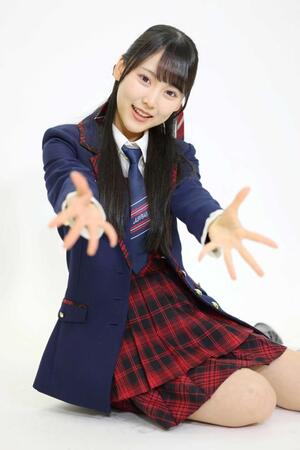 　笑顔でポーズをとるＡＫＢ４８・丸山ひなた（撮影・棚橋慶太）