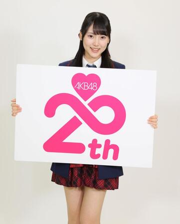 　かわいらしくポーズをとるＡＫＢ４８・丸山ひなた（撮影・棚橋慶太）