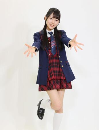 　かわいらしくポーズをとるＡＫＢ４８・丸山ひなた（撮影・棚橋慶太）