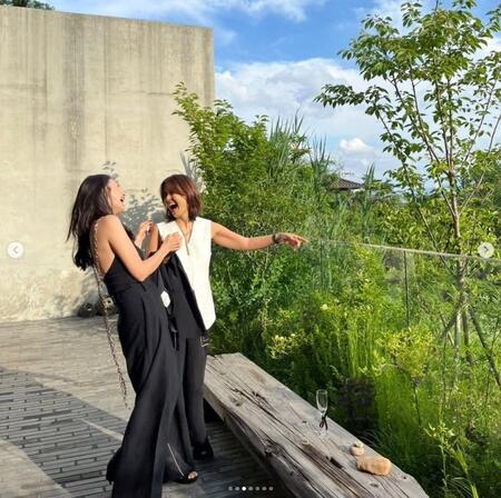 　シン・エラの公式インスタグラム＠ｓｈｉｎａｅｌａ＿ｉｆより　弾ける笑顔のチェ・ジウ（左）とシン・エラ