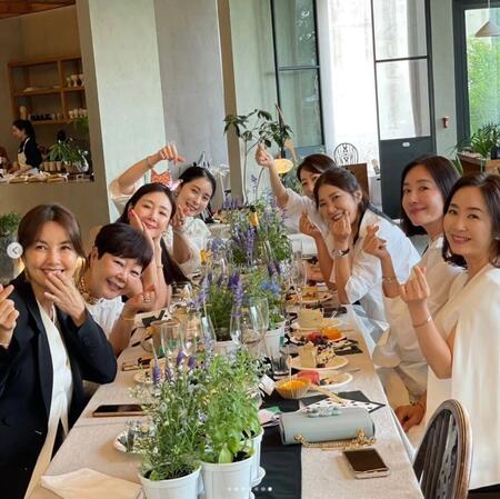 　シン・エラの公式インスタグラム＠ｓｈｉｎａｅｌａ＿ｉｆより　韓国の豪華女優陣がチェ・ジウを祝福