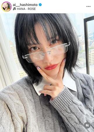 　現実世界でも眼鏡＆鼻ピアス（シール）姿が特徴的。橋本愛のインスタグラム＠ａｉ＿＿ｈａｓｈｉｍｏｔｏより