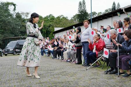 　ブラジル・サンパウロ近郊の老人ホームを訪問された秋篠宮家の次女佳子さま＝７日