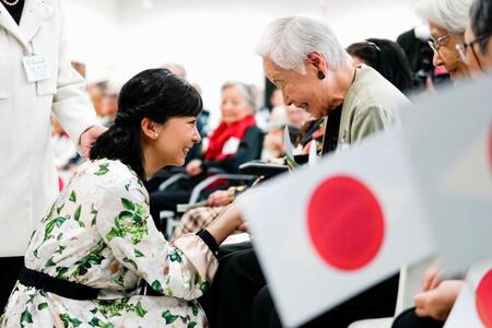 　日系老人ホーム「憩の園」を訪問され、入居者の日系人と交流される秋篠宮家の次女佳子さま＝７日