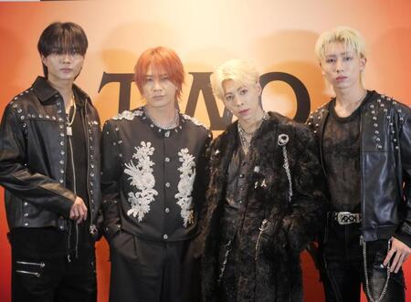 　会見に出席したＯＷＶの（左から）中川勝就、本田康祐、佐野文哉、浦野秀太