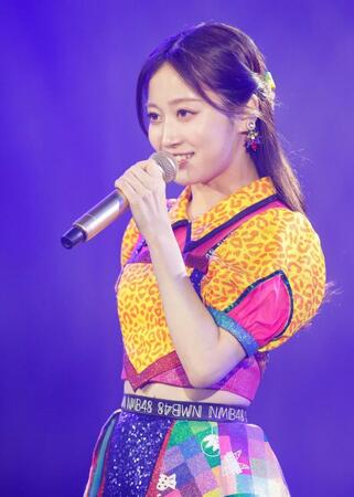 　劇場公演で熱唱するＮＭＢ４８・川上千尋