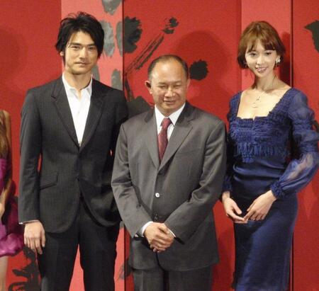 映画「レッドクリフ　Ｐａｒｔ２」の完成披露で。（左から）金城武、ジョン・ウー監督、リン・チーリン＝都内