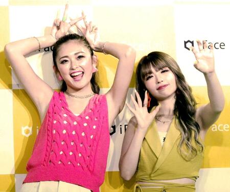 ２３年８月、姉妹そろって初めてイベントに登場したゆうちゃみ（左）とゆいちゃみ